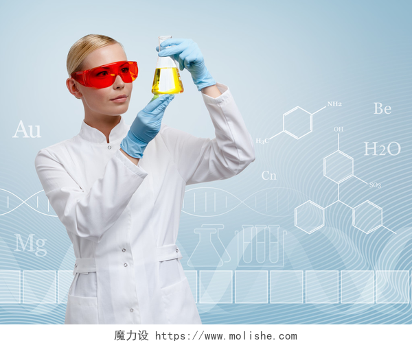 科学家正在研究化学成分年轻的女医生的手锥形瓶
